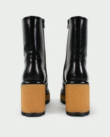 Homers Stiefeletten Absatz